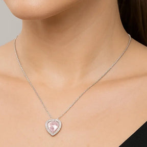 modelo usando colar de coração rosa cravejado