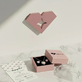 Conjunto colar e brincos coração rosa cravejados em prata 925 na caixa Amorus com cartão e saquinho.