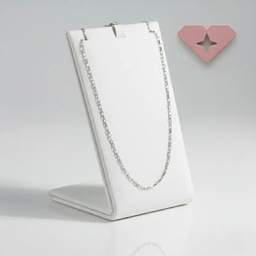 Corrente Cartier de prata feminina 45cm exibida em suporte branco, joia elegante e versátil para o dia a dia ou ocasiões especiais.