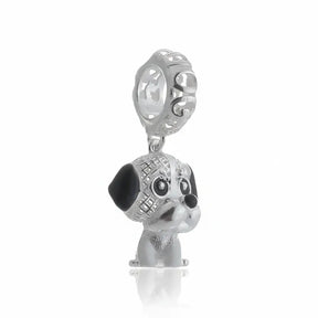 Berloque de prata 925 em formato de filhote de cachorro com orelhas pretas e detalhes vazados em 3D.