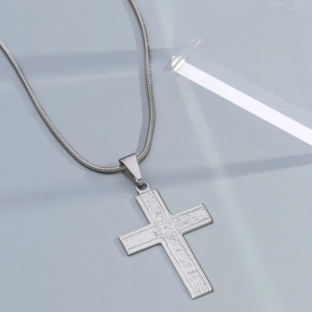 Colar no pingente de cruz