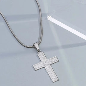 Colar no pingente de cruz