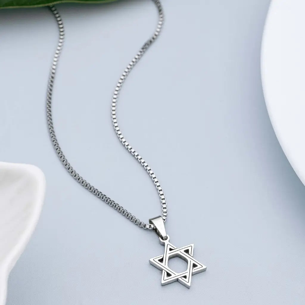 Colar prateado com pingente estrela de seis pontas em aço inox minimalista para uso diário