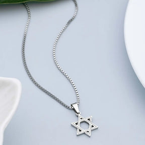 Colar prateado com pingente estrela de seis pontas em aço inox minimalista para uso diário