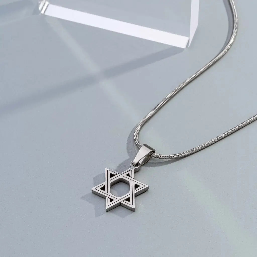 Colar de aço inox prateado com pingente estrela de seis pontas, acessório moderno unissex