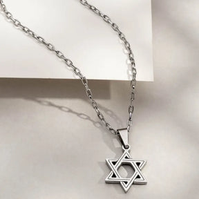Colar prateado com pingente estrela de seis pontas em aço inox minimalista para uso diário
