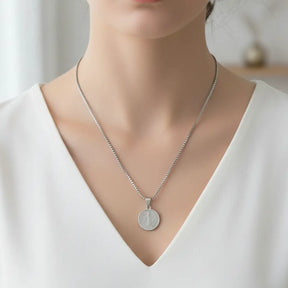 Colar feminino medalha São Bento médio em aço inox prateado, joia católica elegante e discreta