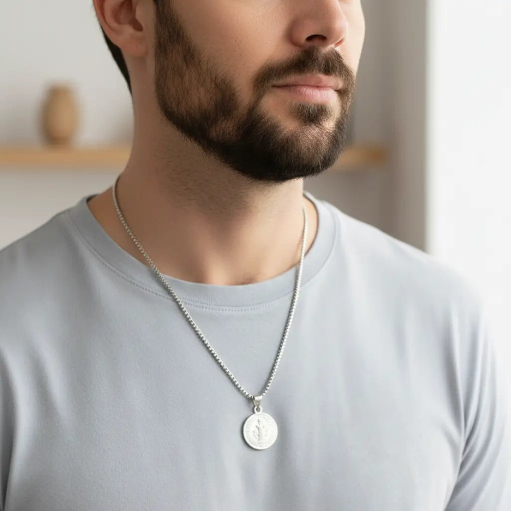 Colar masculino medalha São Bento médio em aço inox prateado, acessório religioso versátil