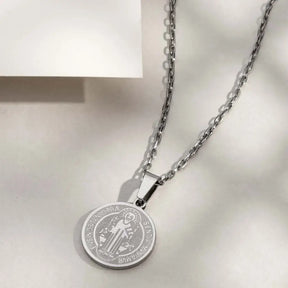 Colar com pingente São Bento médio em aço inox prateado, joia religiosa unissex moderna
