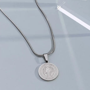 Pingente São Bento médio em aço inox prateado com corrente prateada discreta e elegante