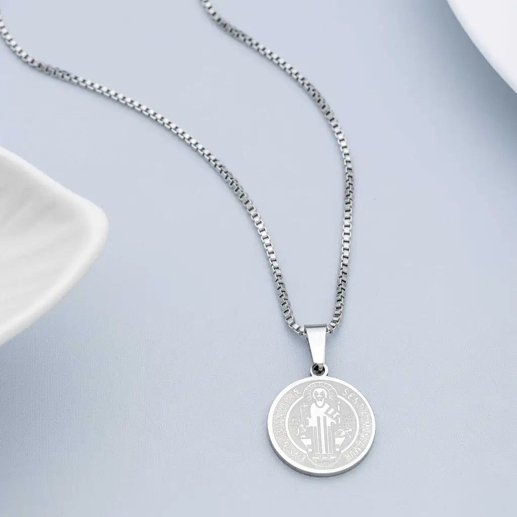 Colar medalha São Bento médio em aço inox prateado, acessório de devoção e estilo casual