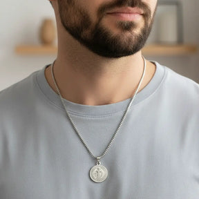 Colar masculino medalha São Bento grande em aço inox prateado, acessório de fé e estilo