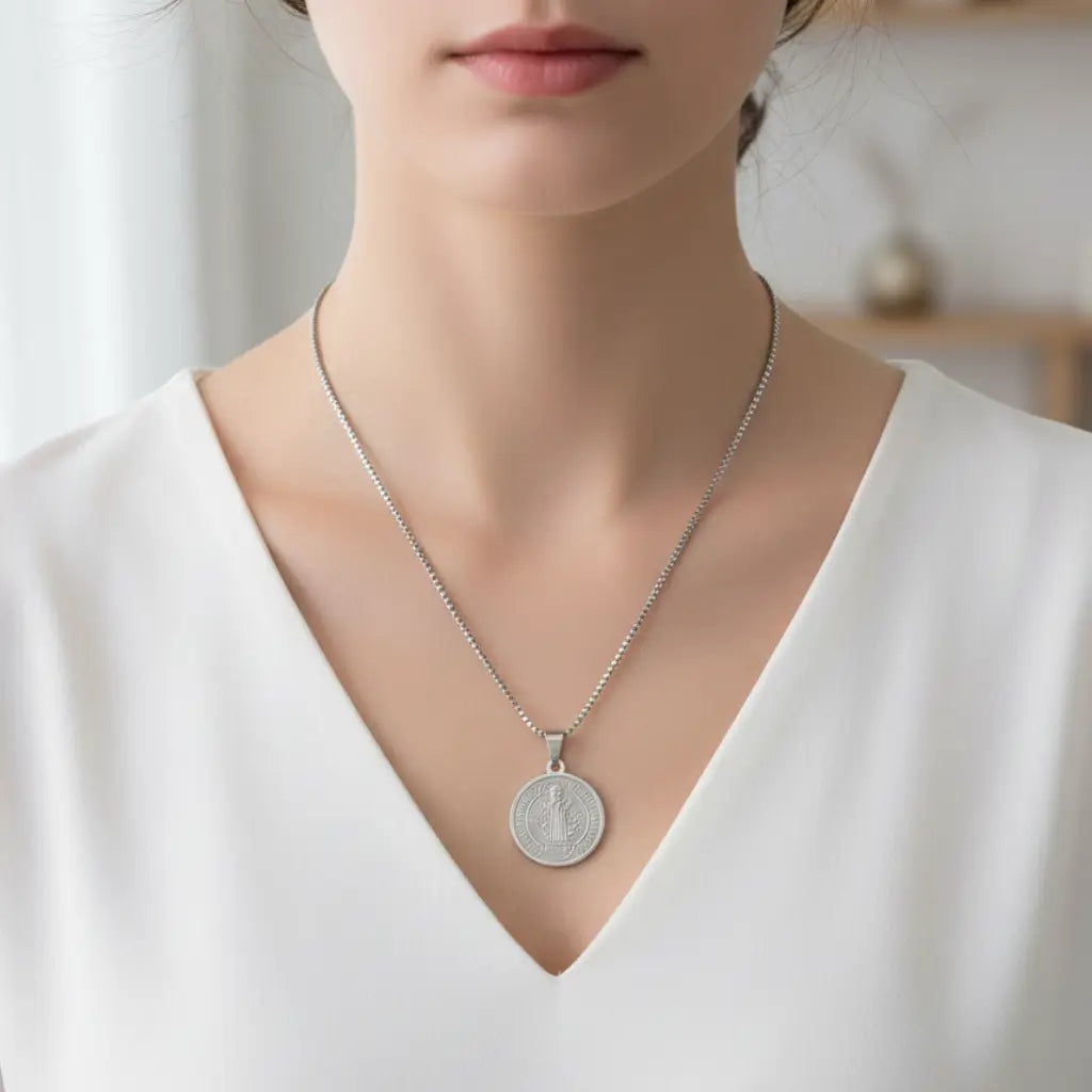 Colar feminino medalha São Bento grande em aço inox prateado, joia religiosa elegante