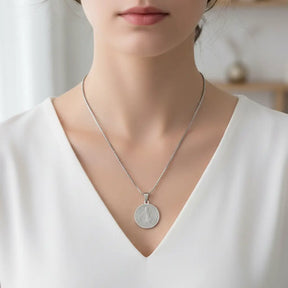 Colar feminino medalha São Bento grande em aço inox prateado, joia religiosa elegante