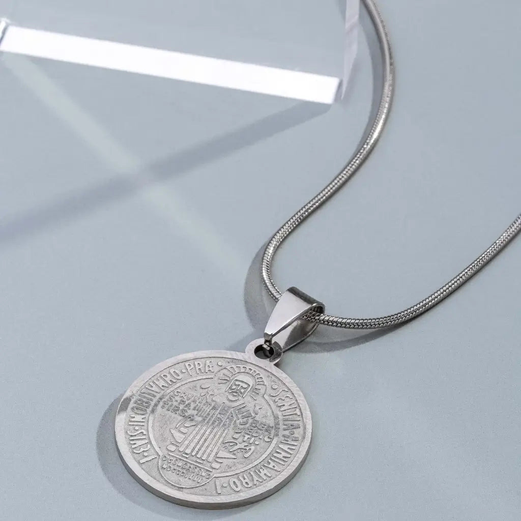 Pingente medalha São Bento grande prateada em aço inox com corrente fina elegante