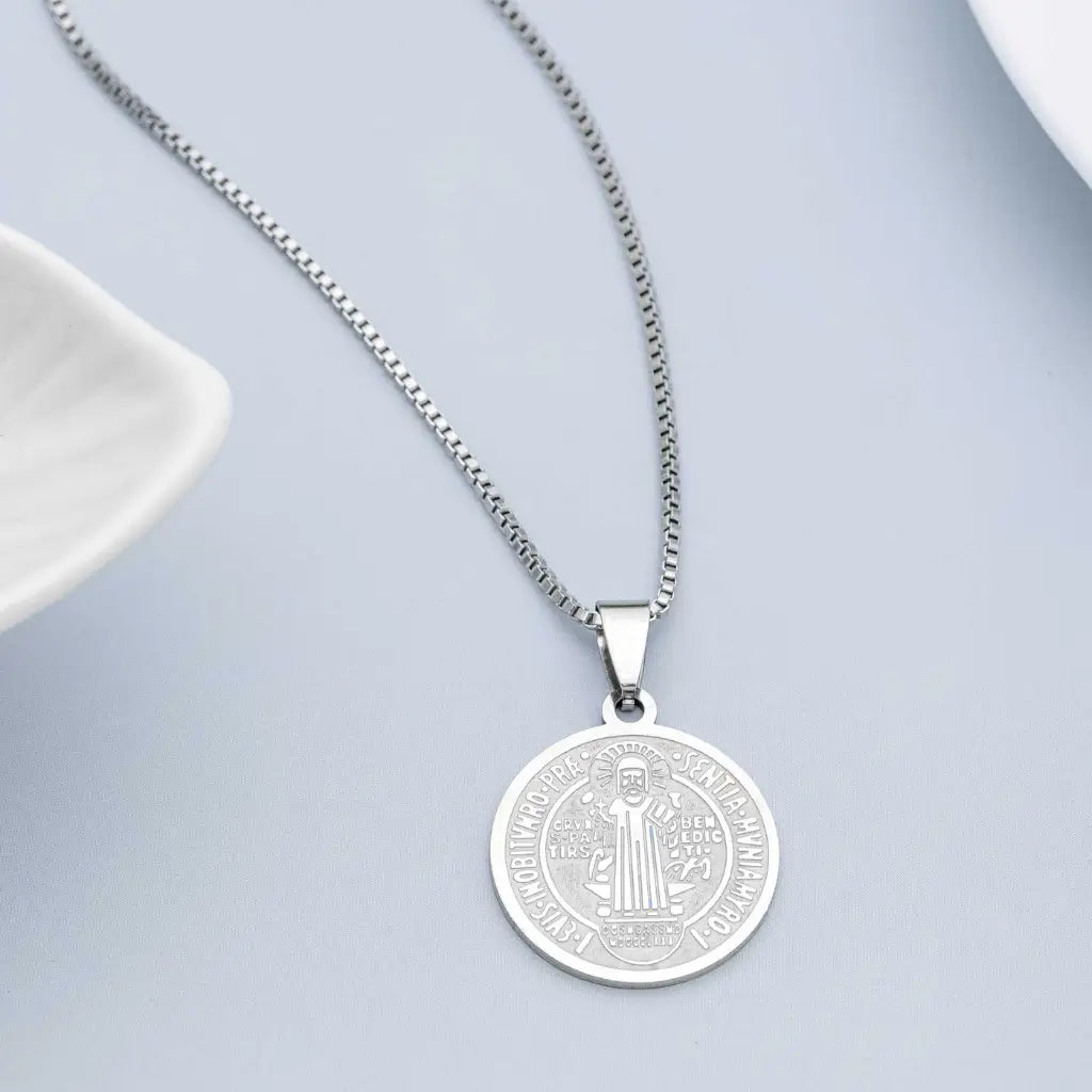 Colar medalha São Bento grande em aço inox prateado para devoção e estilo moderno