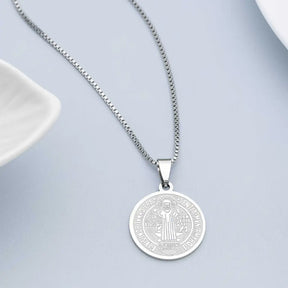 Colar medalha São Bento grande em aço inox prateado para devoção e estilo moderno