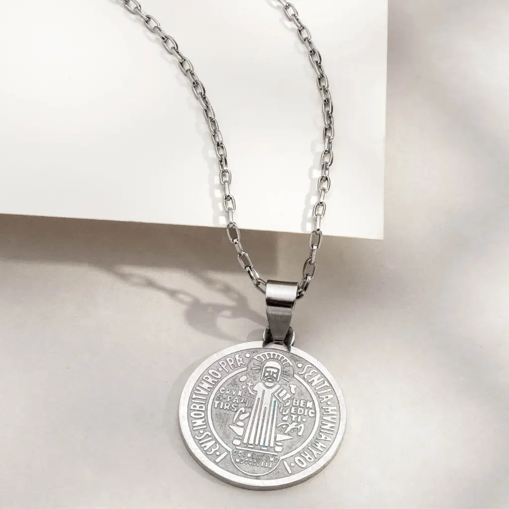 Colar com pingente São Bento grande em aço inox prateado, acessório religioso unissex