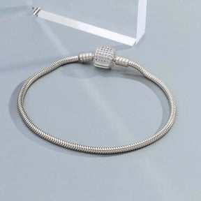 Pulseira Prata 925 para berloque com fecho cravejado em zircônia, vista frontal com brilho detalhado
