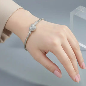 Pulseira delicada de prata 925 com detalhe em formato de coração cravejado, acessório para charms.