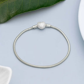 Joia tipo snake em prata legítima com fecho de coração cravejado, estilo sofisticado e versátil.