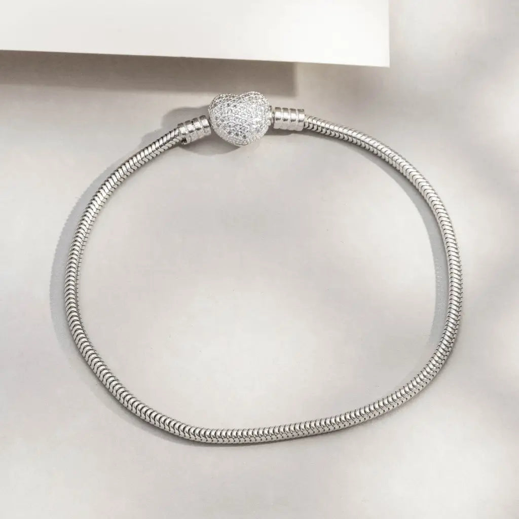 Pulseira feminina em prata com fecho coração brilhante, ideal para montar com berloques.