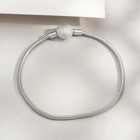 Pulseira feminina em prata com fecho coração brilhante, ideal para montar com berloques.
