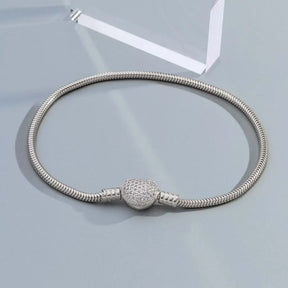 Pulseira em prata 925 com fecho de coração cravejado com zircônias, joia elegante para berloques.
