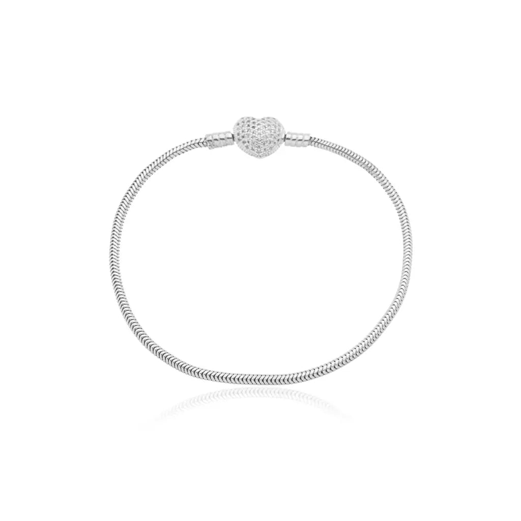 Fecho coração com zircônias brilhantes em pulseira de prata 925, joia perfeita para presentear.