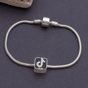 Pulseira com berloque tiktok