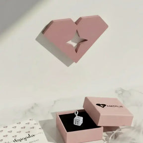 Pingente dado em Prata 925 dentro de caixa presenteável rosa da Amorus